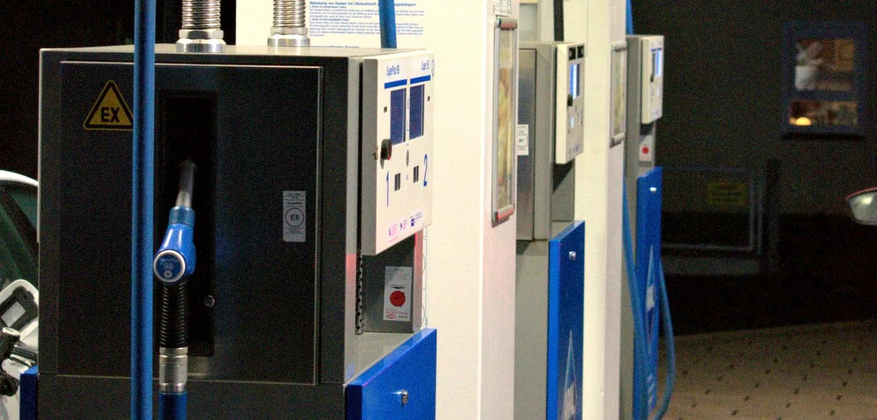 Zapfsäulen der Aral-Tankstelle unter dem Vordach