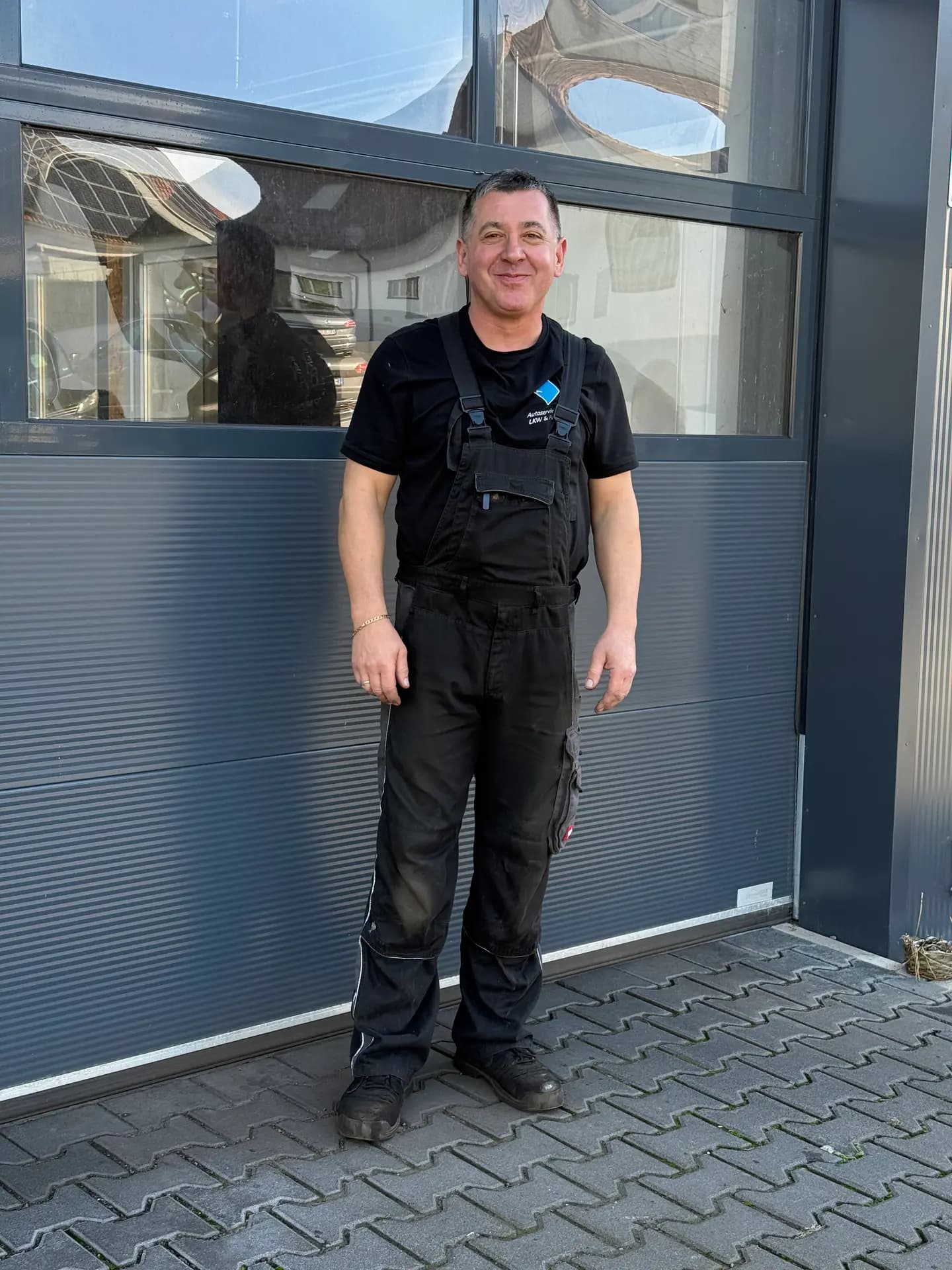 Zbigniew Suchecki vor dem Werkstatttor