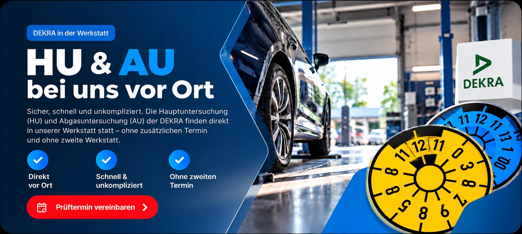 Auto auf der Hebebühne in der Werkstatthalle, daneben das DEKRA-Schild und HU-Plaketten