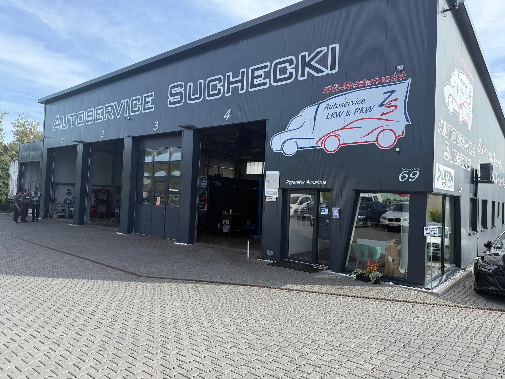 Werkstatt des Autoservice Suchecki in Gedern mit vier Hallentoren, Reparatur-Annahme und DEKRA-Schild an der Fassade