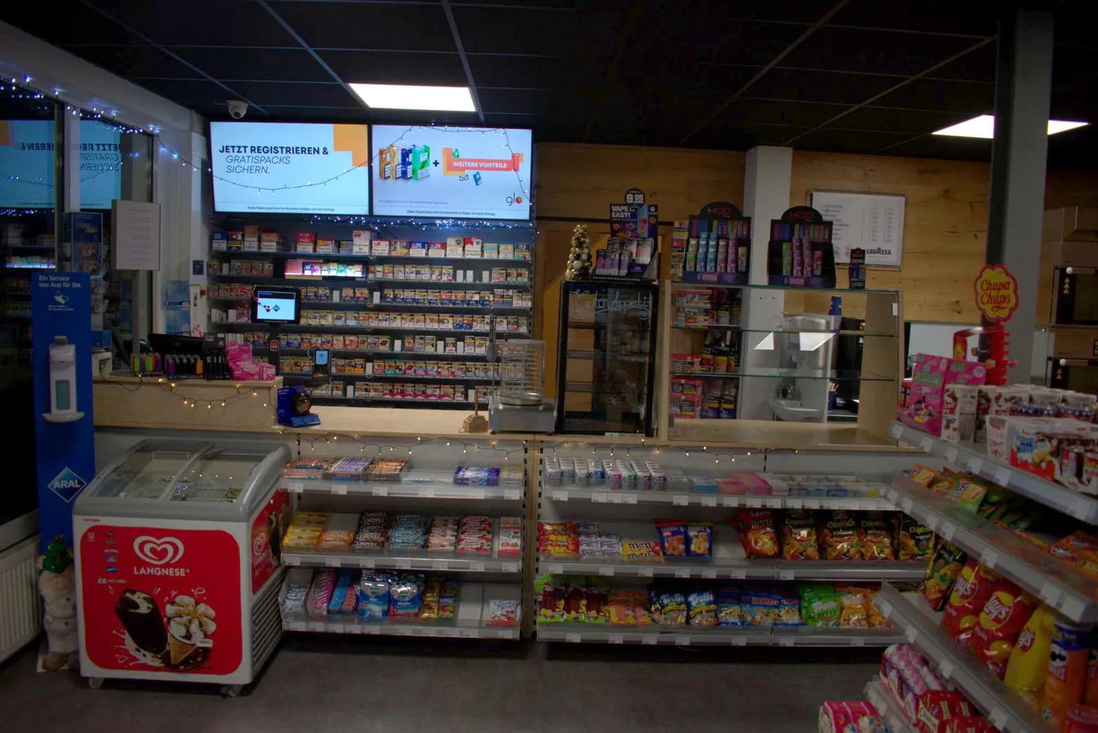 Theke und Regale im Shop der Aral-Tankstelle