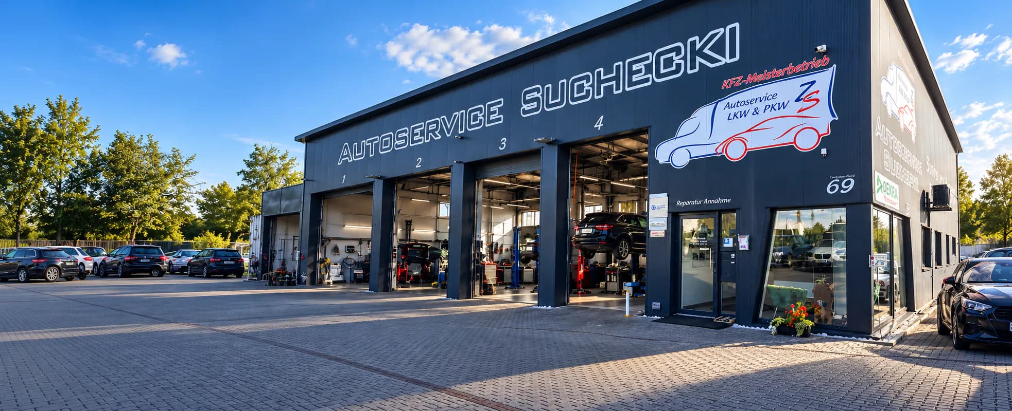 Werkstattgebäude des Autoservice Suchecki in Gedern mit vier offenen Hallentoren, hier prüft die DEKRA